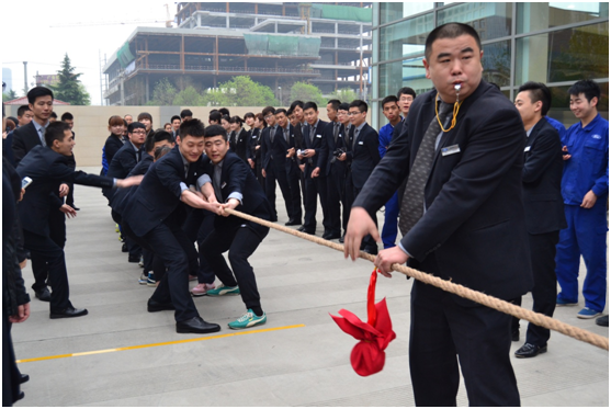 为锻炼公司员工体魄，增强员工意志力和向心力，提升大家的精神面貌，由陕西幸福汽车销售有限公司行政部组织，公司全体员工参与的陕西幸福杯拔河比赛，于2015年4月18日星期六早上8点30分，在展厅正门前拉开序幕。