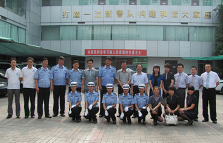 2010年7月28日下午，集团董事长马栓银先生带领员工一行亲切看望并慰问了在高温下坚守岗位的公安交警，向他们致以衷心的感谢，并送去了饮料、防暑药品等慰问品。