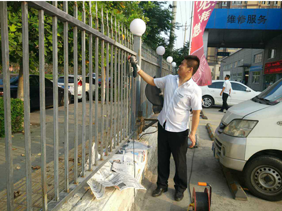 为全面改善公司园区环境，展现公司良好的企业形象，创造整洁、优美、舒适的工作环境，2015年7月17日上午，陕西欣达汽车贸易有限公司组织员工对园区门口的栏杆进行刷漆维护。欣达销售部、售后部及行政部的员工积极参与本次刷漆活动。