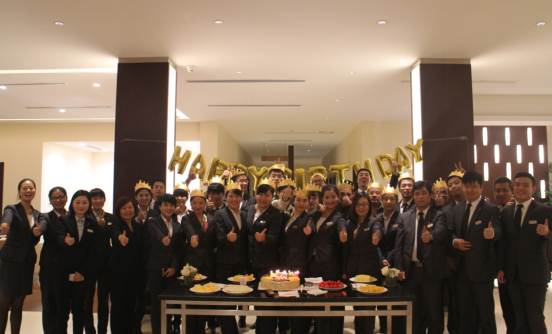 11月29日晚，西安豪林林肯中心在二楼客休区举办了2015年第四季度员工生日会，参加活动的有第四季度的寿星员工和前来送祝福的可爱的同事们。