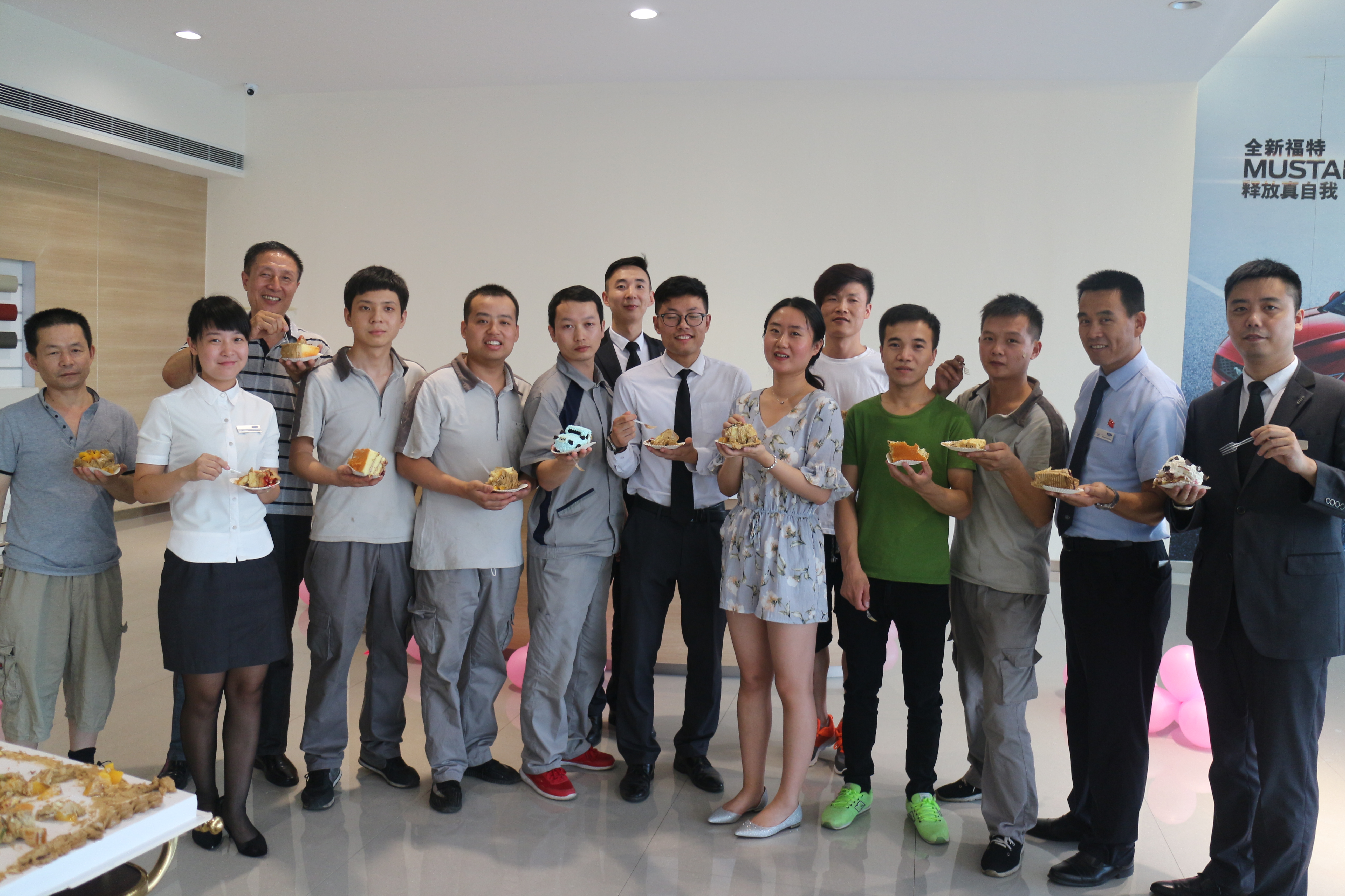 为了促进福迪汽贸（明光路店）和豪林林肯两店员工间的交流学习，拉近彼此的距离，也为了深入践行和落实集团企业文化理念，2017年7月19日，由企化部精心策划组织的首届“福&林”生日会在福迪汽贸（明光路店）二楼展厅顺利举行。