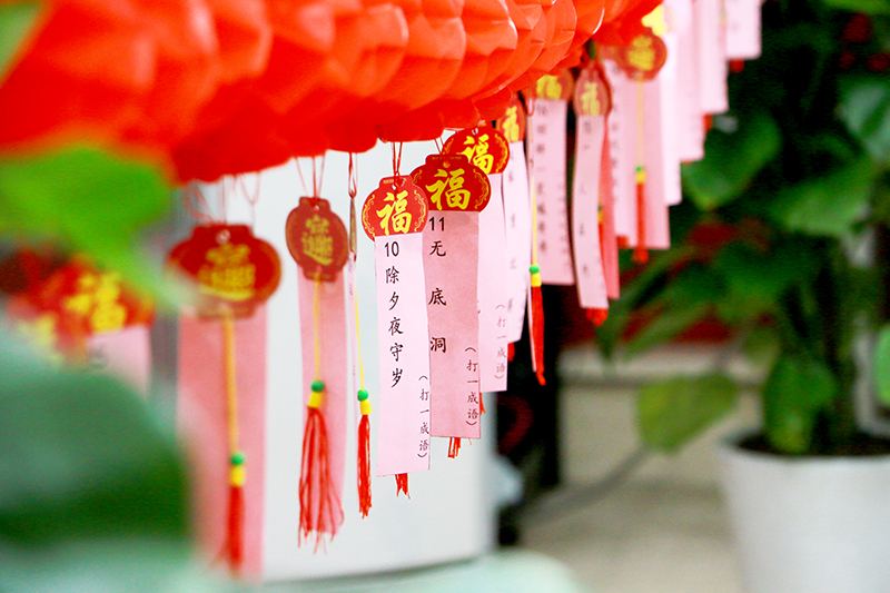 元宵佳节是中国的传统节日之一，猜灯谜则是元宵节不可或缺的一个娱乐项目，正所谓无灯谜，不元宵。为弘扬中国传统文化，感受春节喜庆气氛，集团企化部于2018年3月2日（正月十五）早上9：00在集团会议室特组织了“闹元宵·猜灯谜”主题活动。
