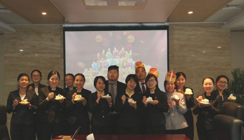 为了促进集团公司和各子公司员工间的交流互动， 2018年3月30日下午，陕西中联实业集团公司与旗下陕西中联汽车投资管理有限公司、陕西中正会展业有限公司、陕西中联建筑工程有限公司在汽车管理公司会议室联合举办了一场别开生面的员工生日会。