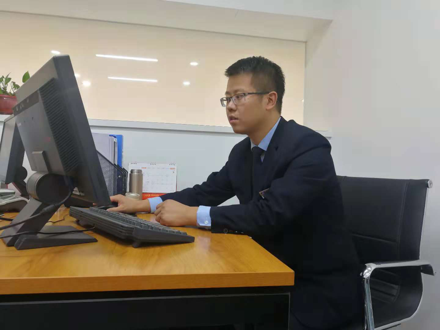 春蚕到死丝方尽，蜡炬成灰泪始干。提及老师，常会用蜡烛、园丁等来比喻和形容，也常会想到三尺讲台。但今天所说的这位“张老师”，虽未在三尺讲台上发光发亮，但却在陕西幸福汽车销售有限公司内训师的岗位上兢兢业业，尽职尽责，培训出了一批又一批合格的销售顾问。自2014年2月27日加入陕西幸福以来，他用自己深厚的专业功底传道、授业、解惑，他就是张召辉（以下称张老师），下面和小编一起走进张老师的故事。
