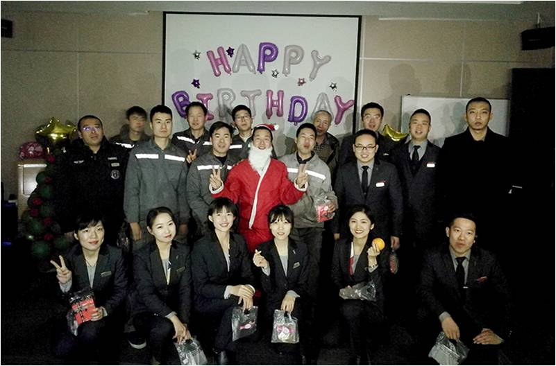 12月19日下午16时，一场主题为“嗨趴生日会•浓情圣诞节”的生日会在豪林公司培训室如期举行，第四季度寿星们共计20余人参与活动。虽然恰逢停电，但丝毫不影响寿星们的参与热情，大家一起度过了一个幸福而有意义的生日PARTY。