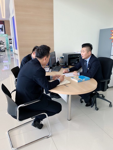 “不用准备，我喜欢现场发挥，喜欢把真实的我展示给别人，从而发现问题，提升自我，互相学习”，当小编将专访题纲发给本次的专访对象——陕西幸福汽车销售有限公司展厅经理罗鹏涛时，他这样说到。没有做任何准备，现场即兴发挥，他的“表现”如何？下面跟着小编一起走进如此“真实”的罗经理。