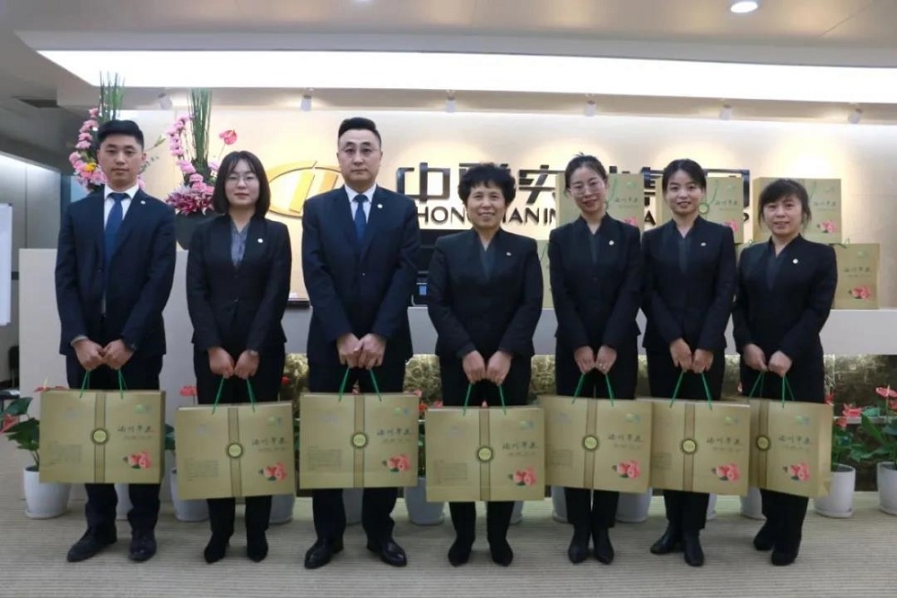 受集团董事长委托，集团及各公司行政部为全体中联人送上满载祝福的“关怀”，并将董事长的暖心问候和深切关怀带给大家。