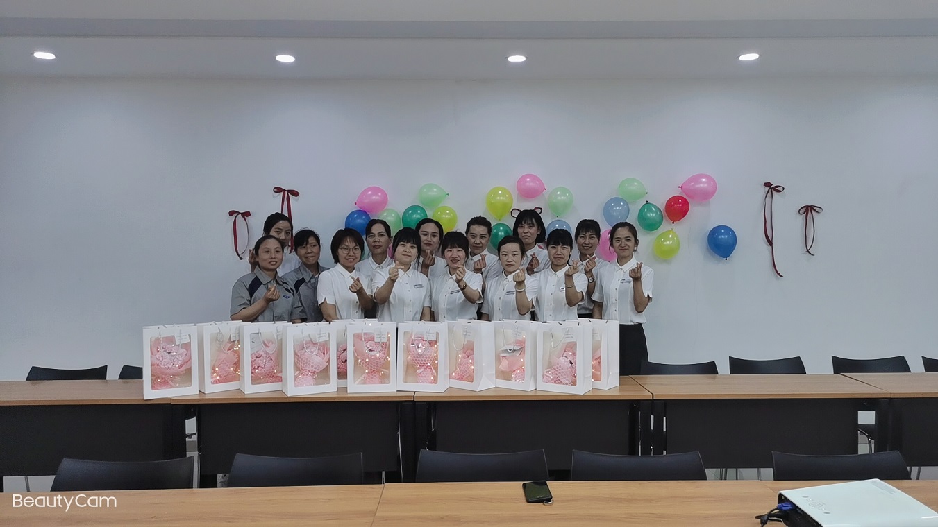 浓浓春晖情，悠悠寸草心。5月7日，在母亲节来临之际，陕西幸福汽车销售有限公司组织开展了以“我和妈妈有个约会”为主题的观影活动，14名“幸福妈妈”参加。活动伊始，陕西幸福副总经理助理张召辉代表公司为大家送上节日祝福与问候。