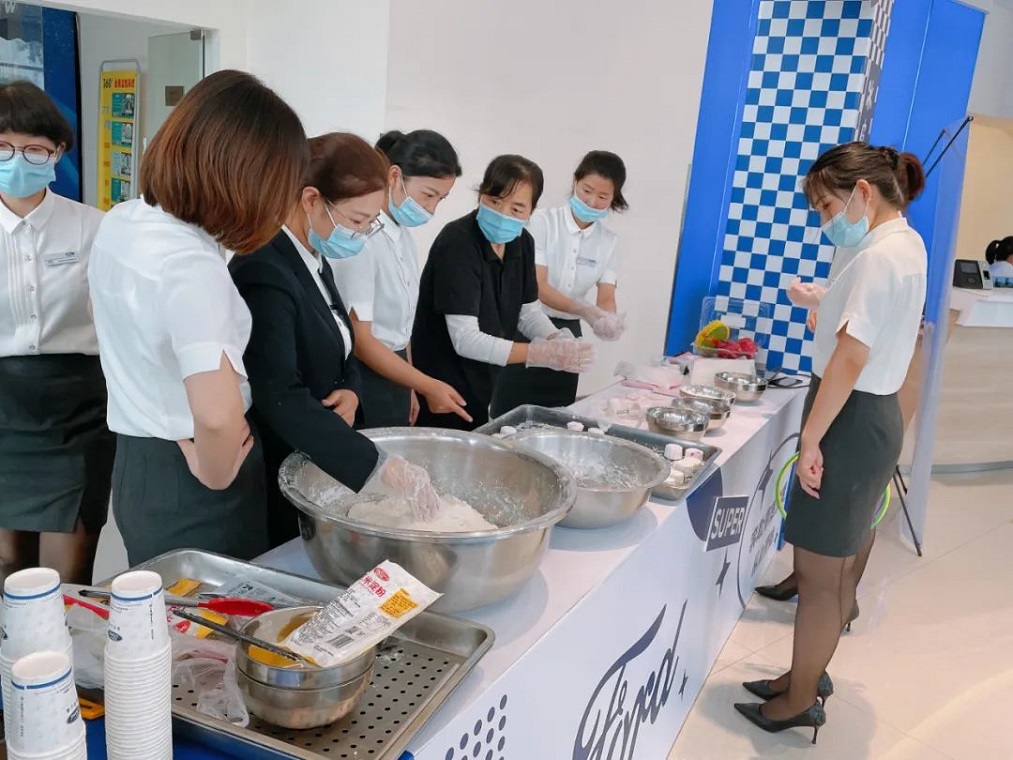 将爱藏在月饼里，传递幸福的味道。9月18日，陕西福迪汽车贸易有限公司组织开展了以“月满中秋·感恩祝福”为主题的冰皮月饼DIY员工关怀活动。