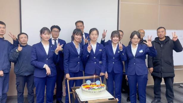 一路同行，无畏时光。3月15日，陕西豪林汽车销售有限公司为17位寿星举办了2024年第1季度员工生日会。伴随着熟悉的旋律，寿星齐聚一堂齐许心愿、同吹蜡烛、共切蛋糕，满满的仪式感。岁月如歌，生辰快乐，心怀热忱，永远向前。让我们以更加饱满的热情，充沛的精力投入到工作中，努力实现岗位最优绩效，为公司发展贡献自己的力量。