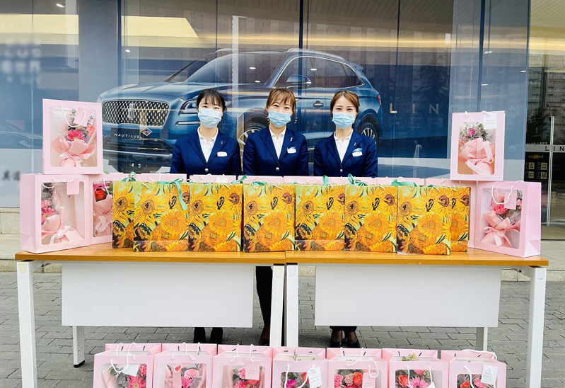 3月8日，陕西福迪汽车贸易有限公司、陕西豪林汽车销售有限公司分别为女员工送上“惊喜”，用实际行动向女员工表达了温馨的祝福和深切的关爱。