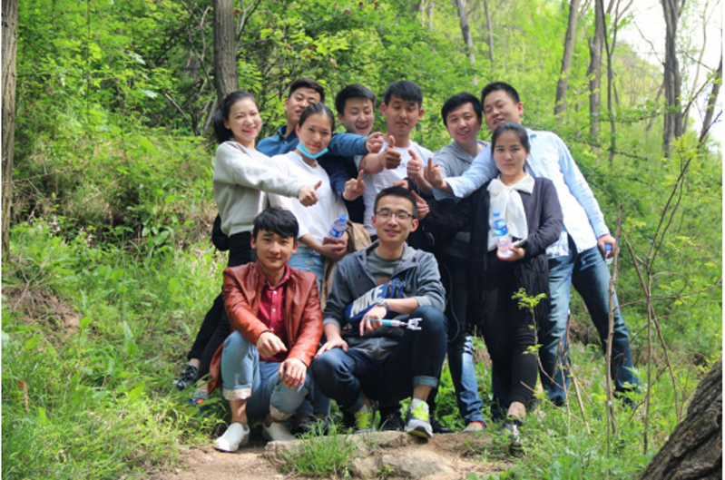 陕西福迪汽车贸易有限公司（北二环店）于4月10日、4月12日前往西安市祥峪森林公园农家乐，开展了包含户外烧烤、篝火晚会、真人CS训练等团队户外游活动。此次活动由公司常务副总经理白云龙带领销售部和售后部全体成员参与，活动过程不仅完美呈现了“福迪（北二环）大家族”的团队协作，促进了部门间的沟通交流，更增进了销售部与售后部员工间的感情。