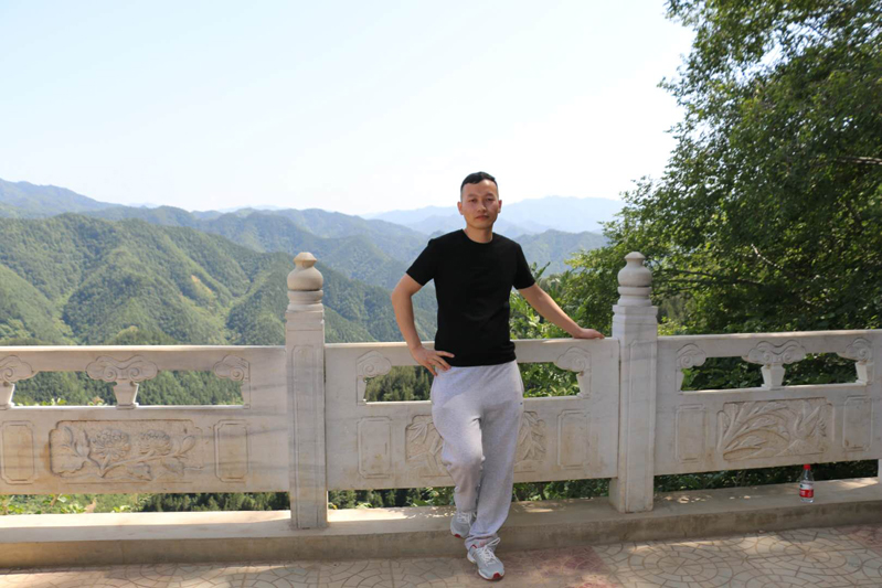 专注索赔工作八年有余，兢兢业业植根本岗位，从菜鸟成长为今天独当一面的索赔员，他用了3年时间梳理索赔业务，让索赔工作标准化、规范化，有了一套成熟的索赔工作思路。同事都说他刚正不阿，从公司利益出发，思考问题，解决问题。他就是今天小编要带领大家了解的主人公——陕西福迪售后索赔员骆吉武。