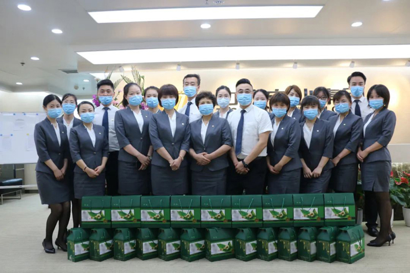 端午佳节祝福到，6月22日，受集团董事长委托，集团及各公司行政部为全体中联人送上情谊满满的“节日问候”。浓浓粽叶香，暖暖中联情。个个香甜可口的粽子满怀董事长对每一位中联家人的关怀与关爱。