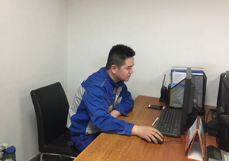 “作为一名基层管理者，清楚业务范围内的每一个流程、熟悉每一个作业细节，了解员工的真实需求，才能真正拥有强大的执行力。”宗重霄说话时语气平静，但你却能清晰感受到他内心的坚定。长着一张娃娃脸的宗重霄是标准的90后，不同于许多同龄人对工作、对生活的迷茫，年纪轻轻的他自2018年12月起，已成为陕西欣达汽车贸易有限公司售后服务部车间主管，带领着一个逾20人的团队，肩负着欣达汽贸售后车间运营管理的重任。