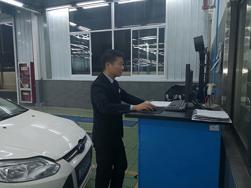 爱因斯坦曾说过“兴趣是最好的老师”，诚然，如果让我们去做一件并不热爱的工作，最终也不会在这个领域里有建树。其实，所有的成绩都是建立在兴趣之上。就如同陕西幸福汽车销售有限公司售后服务部技术经理宋新恒，六年如一日坚守在幸福车间，钻研学习维修技能，不断提高自己的专业水平，作为西安市机动车行业协会专家组成员和长安福特全国经销商专家组的成员之一，他以一颗平常心，做每一件不平凡的事，下面和小编一起走进宋经理，了解他的故事。