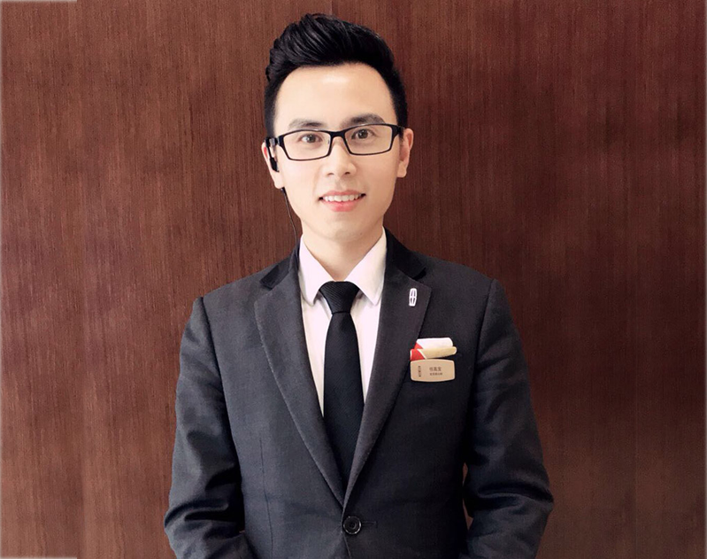 任高宝，陕西豪林汽车销售有限公司展厅组首席顾问师，在加入豪林公司不到一年的时间里多次荣获“销售冠军”称号。他有着帅气的外表，幽默爽朗的性格。从事汽车行业6年了，通过不懈的努力、长期的坚持以及坚定的信念，一步一步实现着自己的梦想与追求。快跟随小编一起探索任高宝的销冠之路吧！