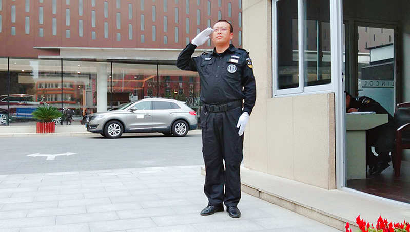 在其位，谋其政。自从2016年1月加入中联集团以来，作为安保执勤一线的基层管理者，他带领着安保组同事，兢兢业业，尽职尽责，用微笑迎来送往，用自己的执行力感染着团队，为公司的安全保驾护航。他就是陕西豪林汽车销售有限公司安保队长郭永刚。