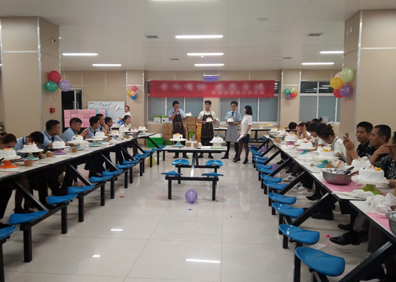 幸福聚会，情谊相牵。为了让大家度过一个不同寻常的生日会，8月22日下午18:30，经过陕西幸福汽车销售有限公司人资部精心策划和认真筹备，以“幸而有你，感恩幸福”为主题的生日联谊会在幸福公司员工餐厅如期举行，来自不同部门的40余名寿星欢聚一堂，一起体验蛋糕DIY的乐趣，共同度过了一个美好而又愉快的下午。