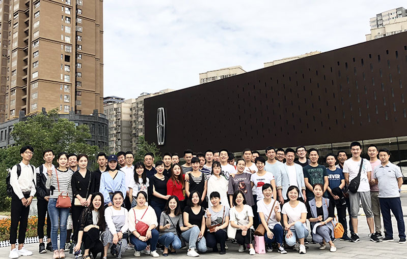 金风送爽，丹枫迎秋。为缓解工作压力、丰富业余生活，同时加强各部门间交流与互动，营造真诚、合作、和谐的人际环境，2018年9月6日、7日，陕西豪林汽车销售有限公司组织了以“放飞美丽心情·点燃激情梦想”为主题的团建活动暨第三季度员工生日会，共117人参与此次活动。