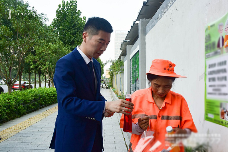 8月9日，陕西豪林汽车销售有限公司市场部主导，顾客体验部通力协作，精心调制了酸甜可口的饮品，为烈日之下仍坚守工作岗位的环卫工人、快递员、外卖员等一线工勤人员送上“暖心”关怀。