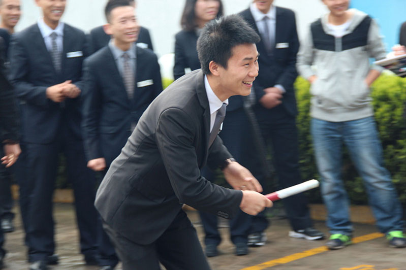 为了丰富员工的生活，活跃工作氛围，培养合作精神，增强团队凝聚力，由中联集团企化部与陕西福迪汽车贸易有限公司销售部组织，公司全体销售部成员参与的陕西福迪汽贸销售部“团结一致 积极进取”的趣味活动，于2015年4月21日在公司展厅正门前举行。