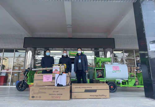 防疫物资爱心赠，携手战疫齐前行。1月15日，受董事长委托，集团行政总监张毅代表集团公司向未央宫街道办事处捐赠防疫物资，以实际行动助力西安疫情防控工作。