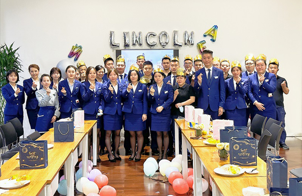 烟火向星辰，所愿皆成真。9月28日，陕西豪林汽车销售有限公司人力资源部组织开展了第三季度员工生日会，服务总监宋跃鹏代表公司为30位寿星送上美好的生日祝福。