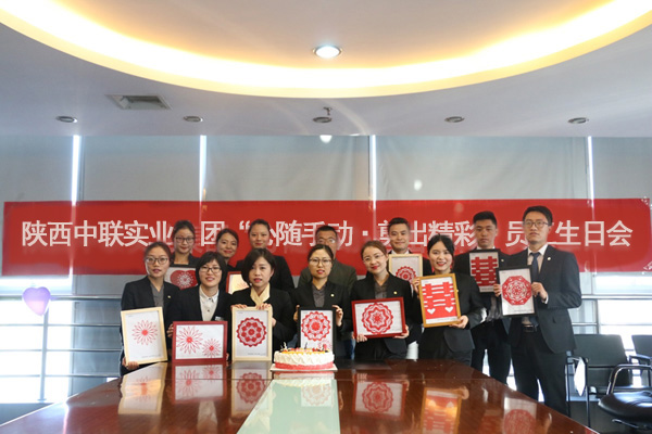 剪纸是一种在中国民间非常流行的传统艺术，它历史悠久，有着丰厚的生活积淀与底蕴。