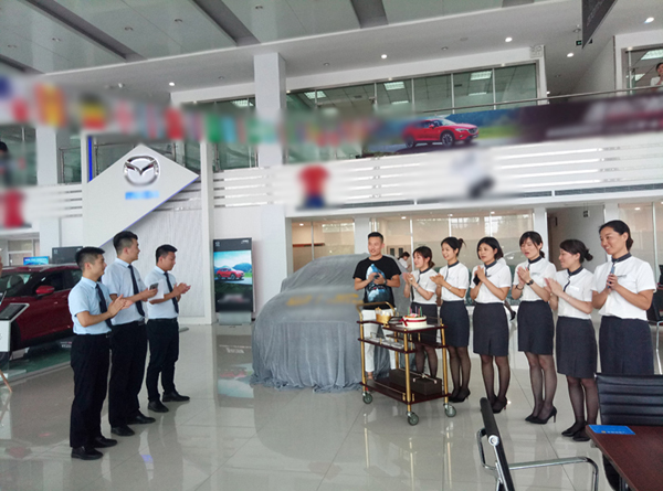 6月21日是一个普通的日子，但对陕西欣达汽车贸易有限公司金融VIP客户于金辰先生来说，却是一个特别的日子。这一天是他的生日，也是他提取爱车的日子。于先生在欣达汽贸4S店喜购一台探索版CX-4，为了让于先生体验到尊贵的中联特色服务，欣达汽贸销售部、客户关系部和金融服务部的同事为于先生精心策划了一场“特色”的交车仪式。