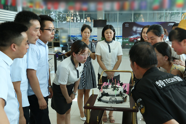 工作中我们是手挽手并肩作战的合作伙伴，生活中我们是亲如家人的兄弟姐妹，我们有一个共同的家园——陕西欣达。
6月28日下午18:30，陕西欣达汽贸第二季度员工生日会暨新老员工联谊活动在销售展厅如期举行。虽然部分同事因工作原因未能全部到场，但在人资部和企化同事的积极组织下，前来参与的员工不仅有新面孔，也有老员工及集团企化部的同事；不仅有蛋糕和祝福，更有精彩纷呈的互动游戏。活动中，过生日的寿星和新员工手牵手，共同度过了一个轻松愉快的生日。