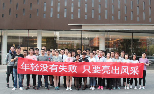 有人说生命在于运动，也有人说友谊第一，比赛第二，作为新时代的青年要敢于尝试，勇于亮出风采。2018年5月16日，在陕西豪林汽车销售有限公司售后服务通道，正在进行着一场别开生面的趣味运动会，30名来自一线的员工参与其中展开智力、体力的双向PK。整个赛场萦绕着朝气蓬勃、积极向上的气氛，展示了中联员工热爱运动、健康向上的精神风貌。