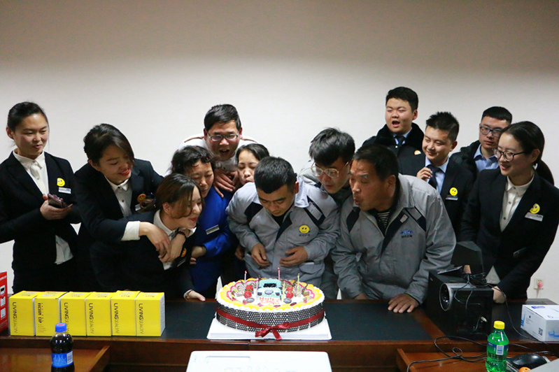 12月15日晚，陕西福迪汽车贸易有限公司（北二环店）第四季度员工生日会在二楼培训室举行，32名寿星在企化部和人力资源部的组织下度过了一个难忘的生日会。公司总经理助理许晓敏出席并代表公司送上祝福，各部门负责人共同参加。